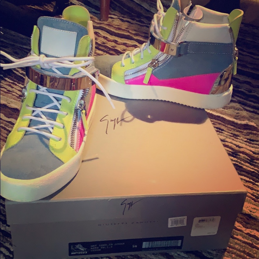 Designer 👩🎨 sneakers - Picture 2 of 7